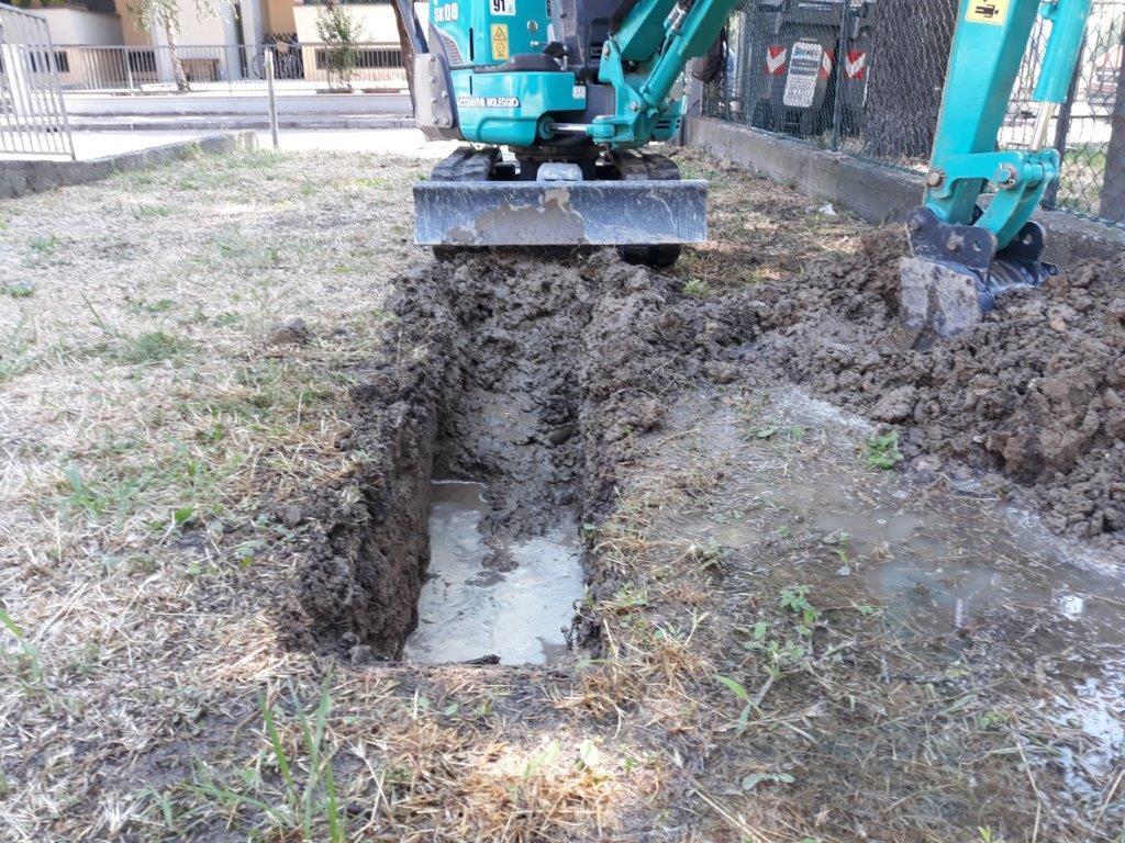 Escavazione per ricerca di perdita acqua in giardino condominiale